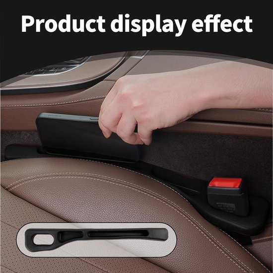 Hand plaatst een smartphone in een zwarte organizer in de spleet van een bruine leren autostoel.
