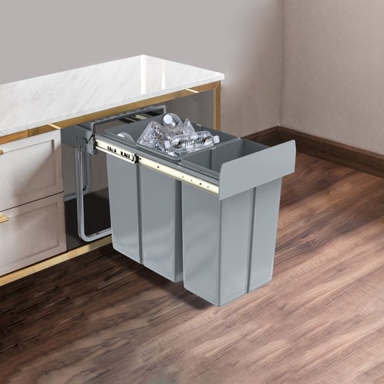 Grijze uittrekbare dubbele afvalbak, geïnstalleerd in een keukenkast, gevuld met plastic flessen.