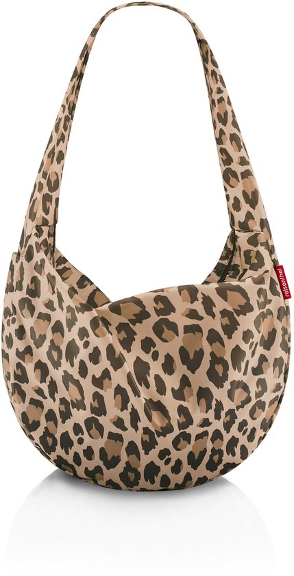 Reisenthel schoudertas met luipaardprint in beige en bruin en een rood 'reisenthel' label aan de zijkant.