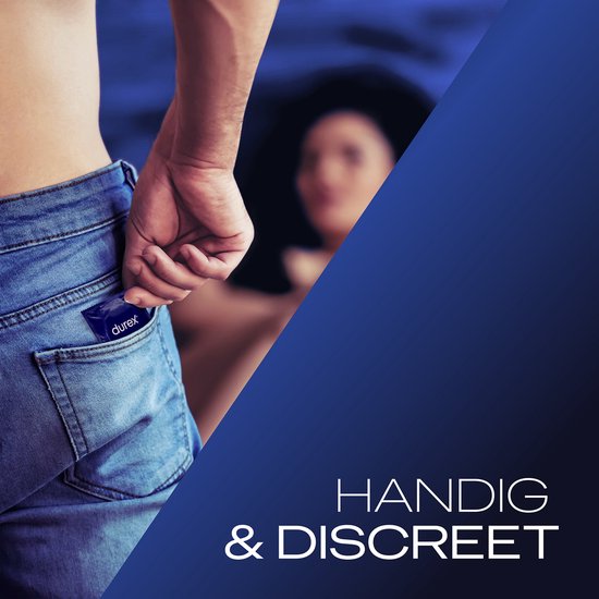 Een hand die een Durex condoom uit een spijkerbroekzak haalt, met een vrouw op de achtergrond.