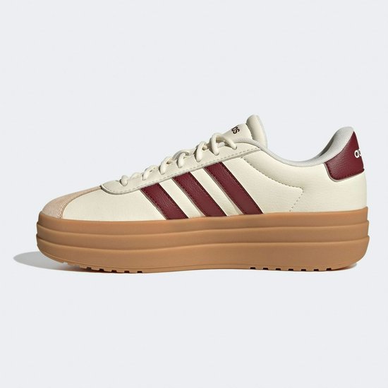 Crème Adidas sneaker met bordeauxrode strepen, bordeauxrode hiel en gum-kleurige plateauzool.