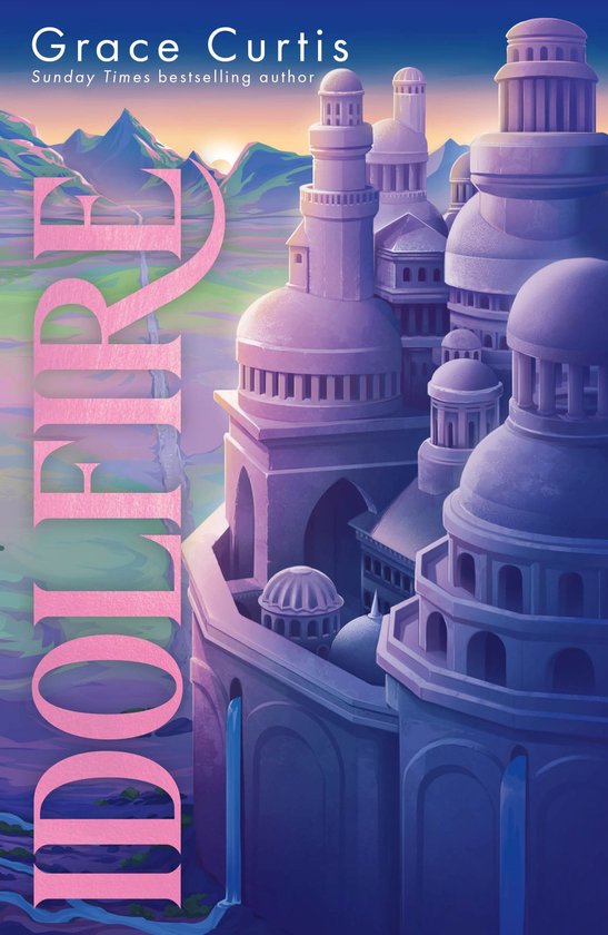 La cité violette et imposante "Idolfire" avec des jeux d'eau, sur fond de montagnes violettes et de coucher de soleil.