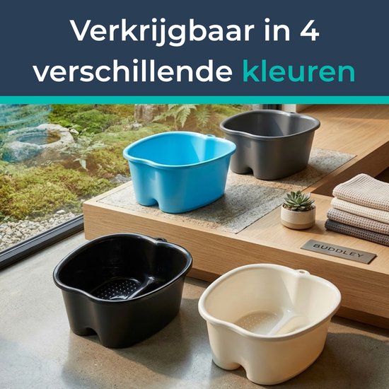 Vier BUDDLEY voetenbaden in blauw, grijs, zwart en crème op een houten tafel.