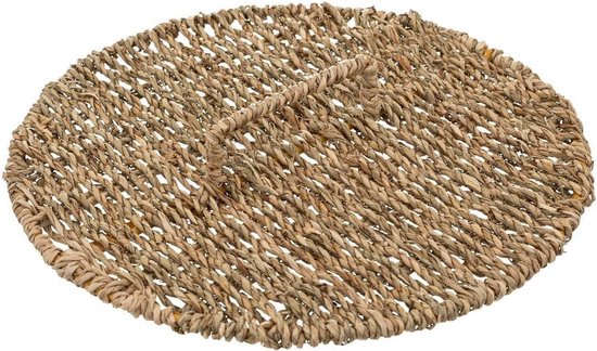 Een rond deksel van gevlochten zeegras met een handvat in het midden.