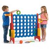 Blauw 4-op-een-rij spel met rode staanders, een jongen en meisje spelen, met basketbal en ringen.