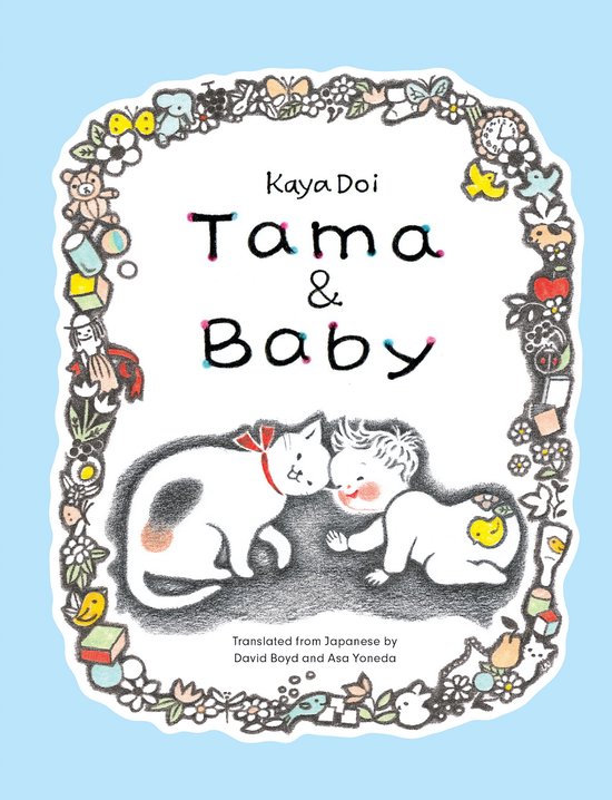Boekomslag met de titel "Tama & Baby" van Kaya Doi. Een witte kat met rode strik en een baby met gele vlek op de buik kijken elkaar aan. De rand is versierd met dieren en bloemen.