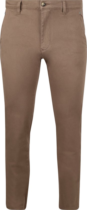 Voorkant van een taupe chino broek met rits en knoop, gedragen door een man.