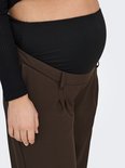 Close-up van de buik van een zwangere vrouw in een bruine broek.