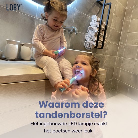 Twee lachende kinderen poetsen hun tanden met een mintgroene Loby tandenborstel met LED lampje.