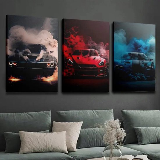 Drieluik met een zwarte Dodge Challenger Hellcat, rode Nissan GT-R R35 en blauwe sportwagen, elk omgeven door rook.