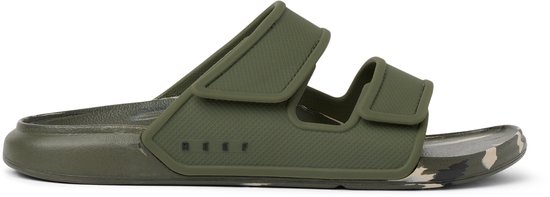 Legergroene Reef slipper met twee bandjes en camouflage voetbed. Reef logo op de zijkant.