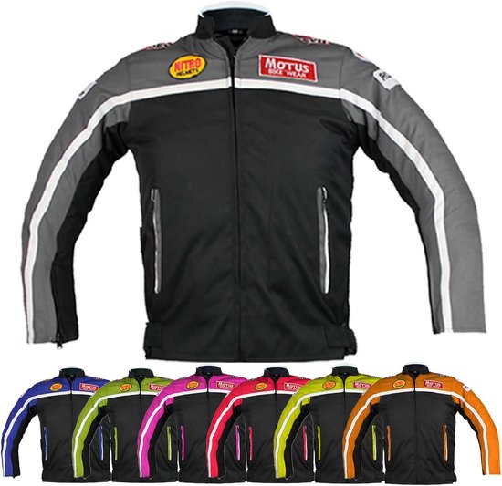 Zwarte motorjas met grijze en witte strepen, 'Motus Bike Wear' en 'Nitro Helmets' logo's. Meerdere kleuren onderaan.