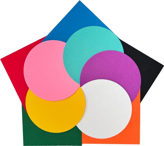 Vijf hoekige vellen vilt in rood, blauw, zwart, oranje en groen, overlapt door ronde vellen in roze, turquoise, paars, wit en geel.