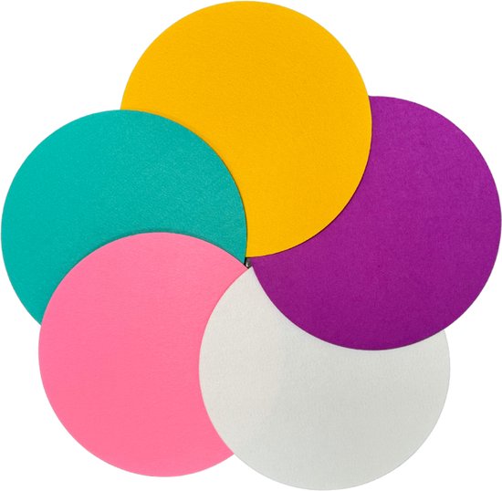 Vijf ronde vellen vilt in roze, turquoise, paars, wit en geel, overlapt in een cirkel.