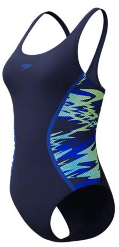 Donkerblauw Speedo badpak met blauwe en groene abstracte print op de zijkanten. Model draagt het badpak.