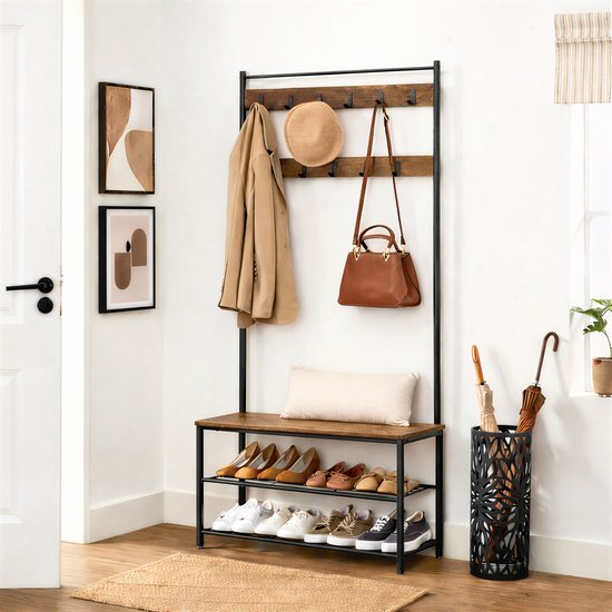 Bruine houten kapstok met zitbank en schoenenrek. Beige jas, bruine tas, hoed en schoenen.