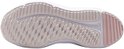 Zool van een lichtroze sneaker met een gedetailleerd grip-patroon.