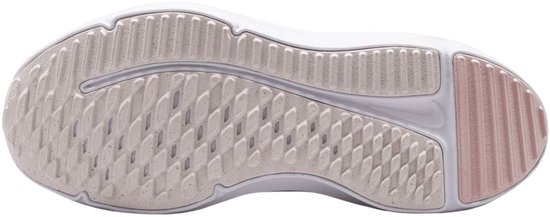 Zool van een lichtroze sneaker met een gedetailleerd grip-patroon.