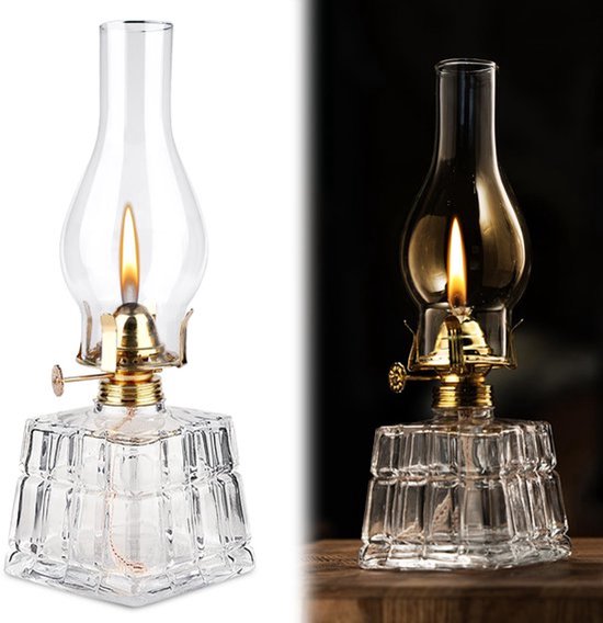 Gedetailleerde glazen olielamp met gouden accenten en een brandende lont, naast een gedetailleerde glazen olielamp met gouden accenten en een brandende lont.