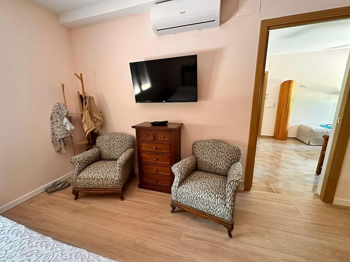 Commode van kunst Povera met 4 grote en 2 kleine laden in walnootkleur