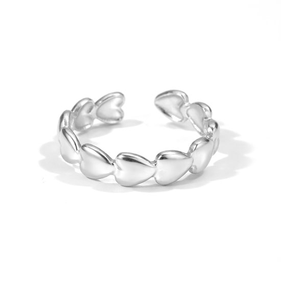 Zilverkleurige verstelbare ring bezet met hartjes.