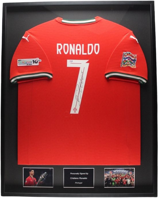 Inge Doncaster voetbalshirt van Cristiano Ronaldo, rood met witte 'RONALDO 7' en handtekening. Met fotocollage.