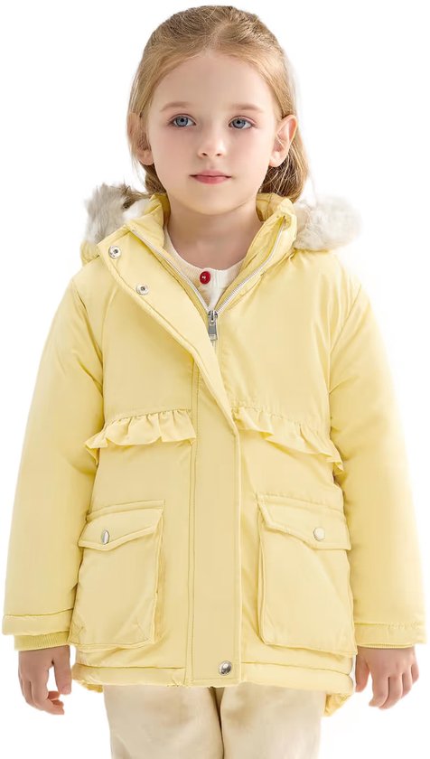 Meisje met blonde staartjes, draagt een gele winterjas met ruches op de borst en faux bontkraag.