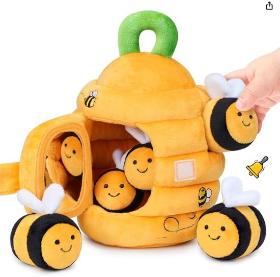 Zacht, geel bijenkorf pluche speelgoed met 5 bijen. Een hand houdt een bij vast.