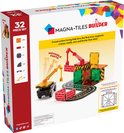 Doos van Magna-Tiles Builder 32-delige set. Toont een constructie met hijskranen, wegen, bakstenen en transparante blokken in rood, geel en groen.