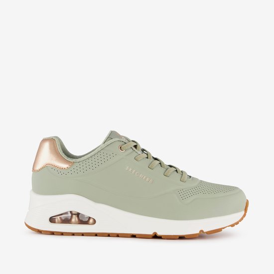 Lichtgroene Skechers Uno sneaker met witte zool, gouden details en zichtbare luchtkussens.