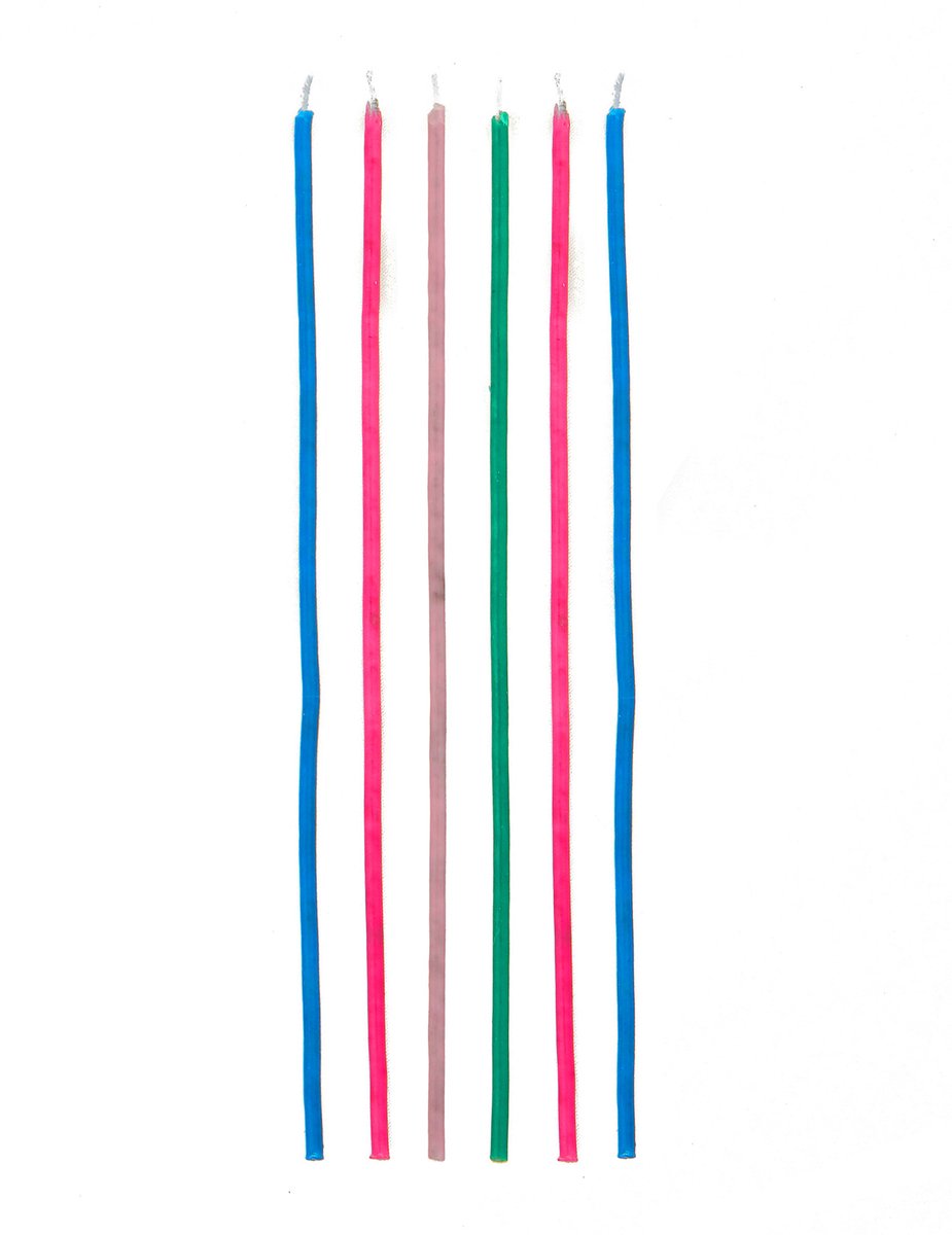 SURPRISEZ VOUS - 18 sprankelende lange gekleurde kaarsen 16 cm voor taart