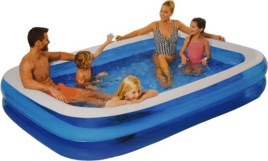 Een gezin in een blauw en wit opblaasbaar zwembad op een witte achtergrond.