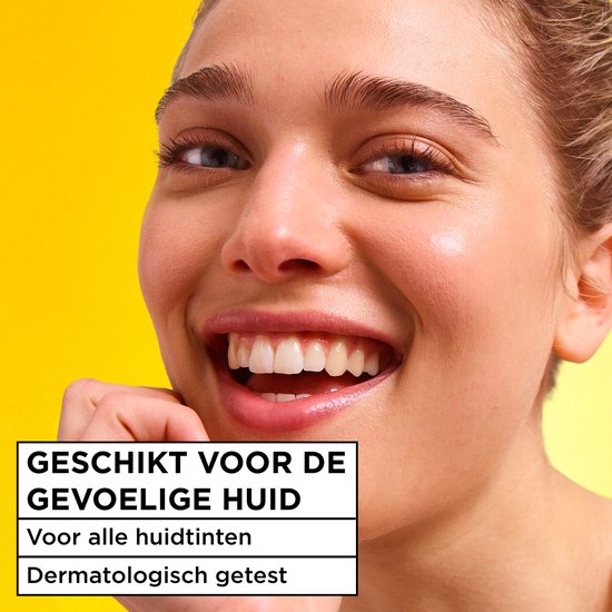 Een lachende vrouw met een egale, gloeiende huid. Tekst: 'Geschikt voor de gevoelige huid'.