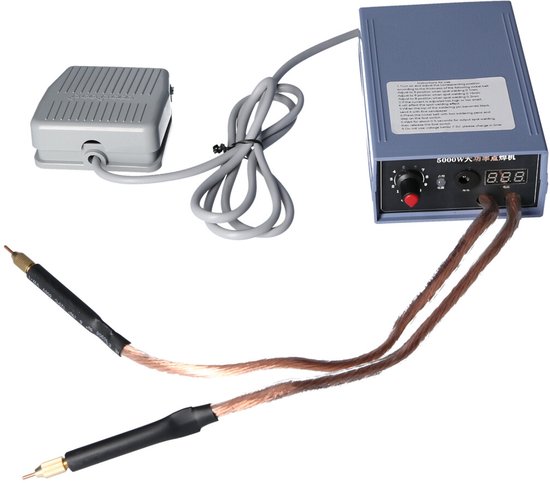 Grijze 5000W puntlasapparaat met voetpedaal en twee laspennen op witte achtergrond.