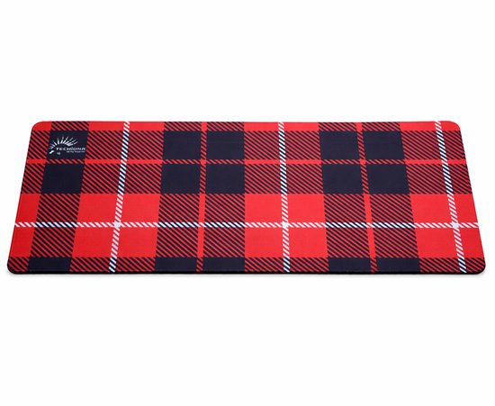 XXL muismat met een rood en donkerblauw geruit design, liggend op een witte achtergrond.