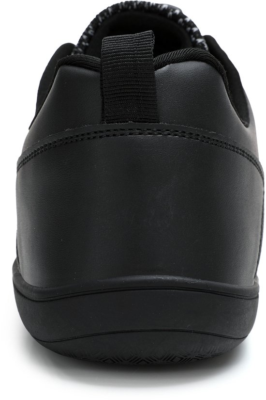 Achterkant van een zwarte lage sneaker met mesh en leren accenten.
