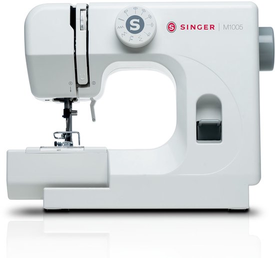 Witte Singer M1005 naaimachine met grijze knoppen en een cirkelvormige draaiknop met diverse steekinstellingen.