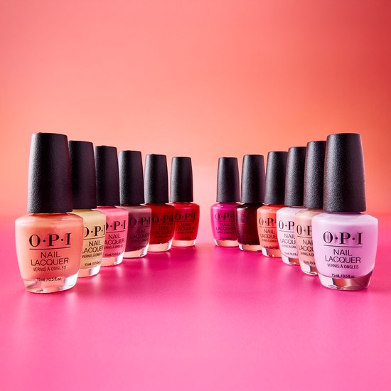 Rij flessen OPI Nail Lacquer in diverse kleuren, inclusief paars.