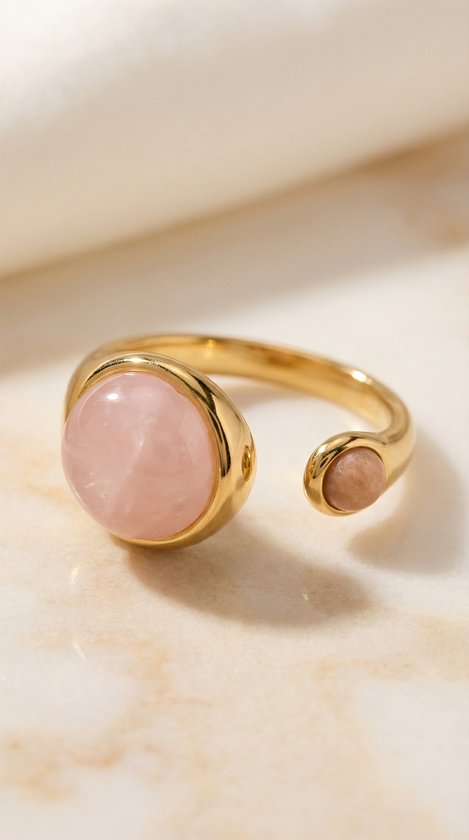 Gouden ring met een ovale roze rozenkwarts steen en een ronde roze zonnesteen. Verstelbaar, 18K verguld.