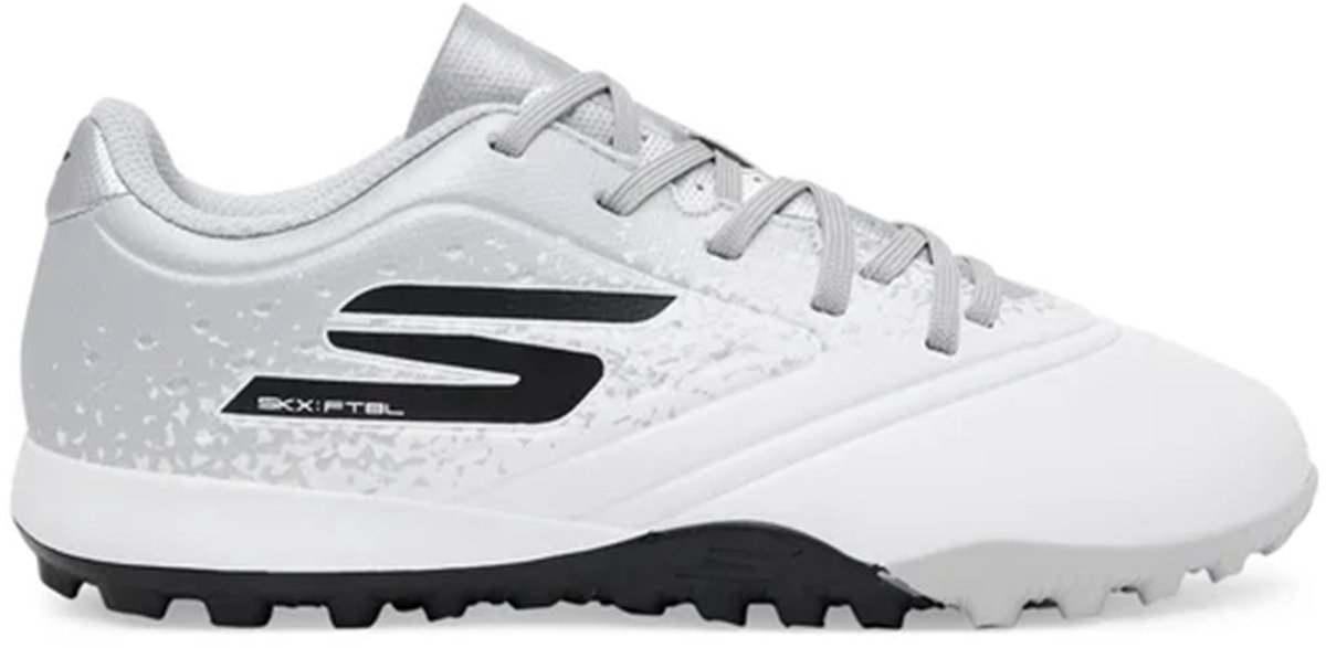 Skechers Razor 1.5 Junior T voetbalschoenen in wit met grijze details en rubberen zool, geschikt voor kunstgras.