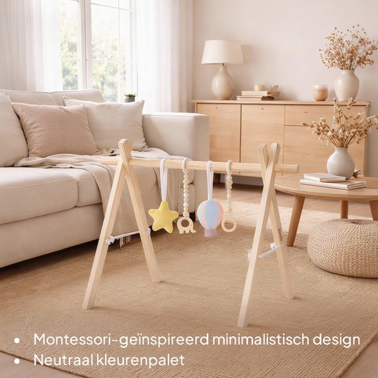 Houten speelboog met een geel sterretje, houten olifant, kleurrijke heteluchtballon en ring, in een woonkamer met beige meubels.