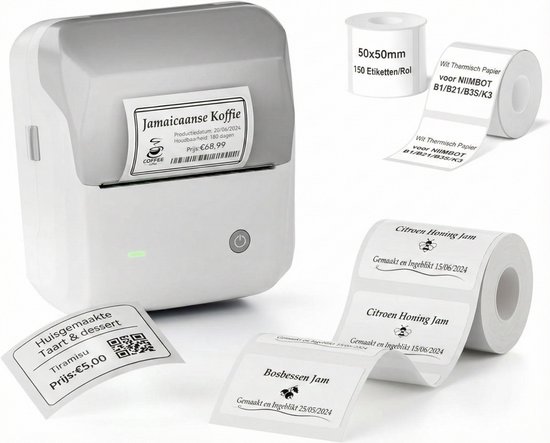 Labelprinter met geprinte etiketten voor "Jamaïcaanse Koffie" en "Tiramisu". Rollen met etiketten voor "Citroen Honing Jam" en "Bosbessen Jam".