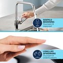 Close-up van een verchroomde keukenkraan met soepele bediening en long-life afwerking.