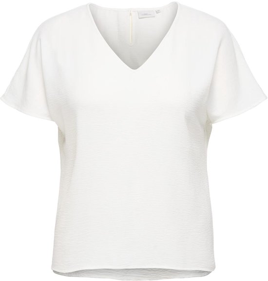 Un t-shirt blanc à manches courtes, coupe ample, col en V et texturé. Fermeture par un bouton à l'arrière du col.