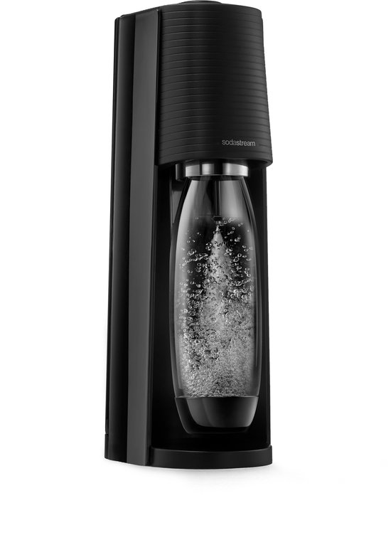 Zwarte Sodastream met bruiswater in een glazen fles.