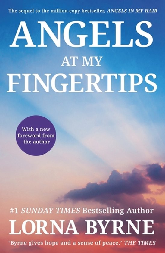 Boekcover van 'Angels at My Fingertips' van Lorna Byrne. Een boek met een blauwe lucht en wolken, met de titel in grote witte letters.