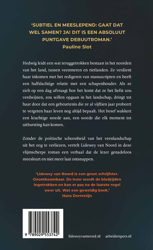 De achterkant van het boek 'De as komt eerst'. Een recensie van Pauline Slot staat bovenaan de pagina. De rest van de pagina bevat de flaptekst en een recensie van Hans Dorrestijn, met daaronder de ISBN-barcode.