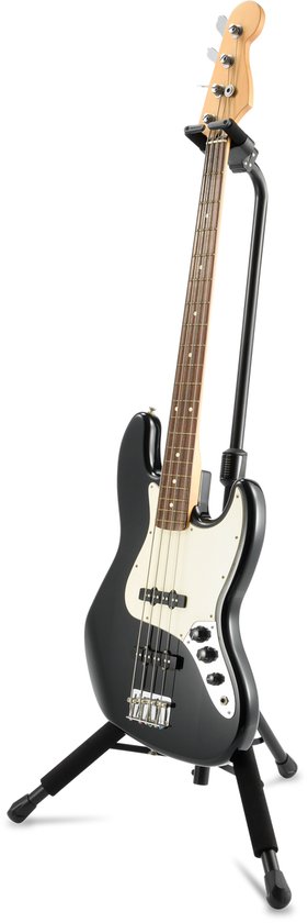 Zwarte basgitaar met witte slagplaat en zilverkleurige hardware, op een zwarte standaard.