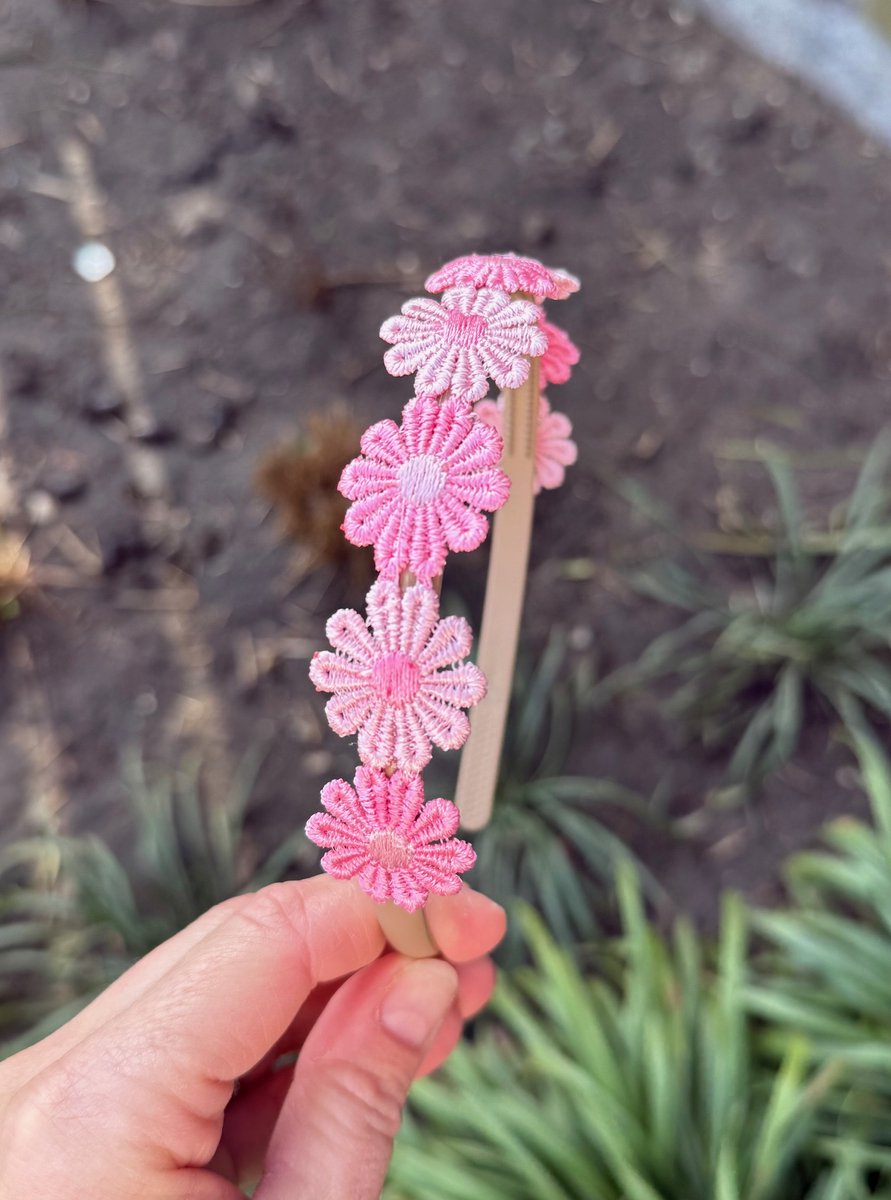 Diadeem - Meisjes diadeem - Diadeem met madeliefjes - Haarband met madelief fel roze - Meisjes haarband - Haarbandjes - Haaraccessoires - Haaraccessoires voor meisjes - Handmade - bloemen diadeem - Bruiloft - Haaraccessoires Bruiloft - Cadeautje