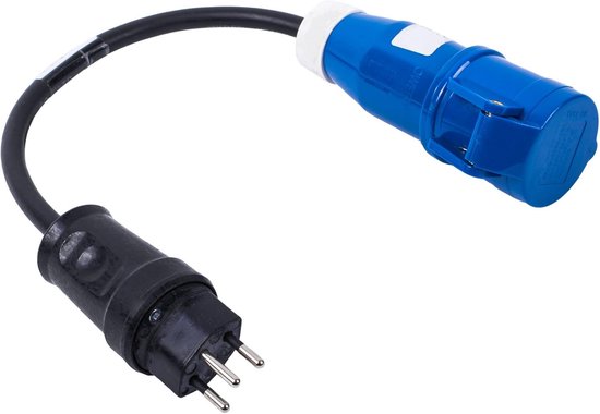 Een zwarte stekker met drie pinnen en een blauwe CEE-stekker met een witte rand, verbonden door een zwarte kabel.